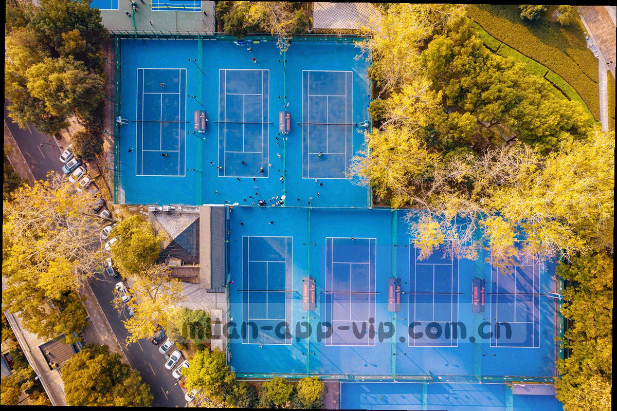 暗场中亮起的战术板网格与红色状态灯，营造赛前资料控制台氛围